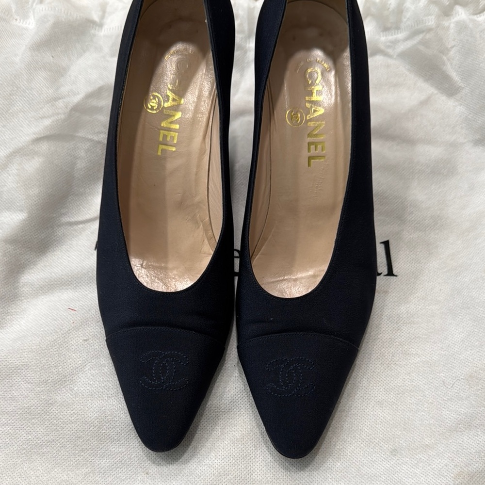 CHANEL CC LOGO Black Pointed Toe Heels